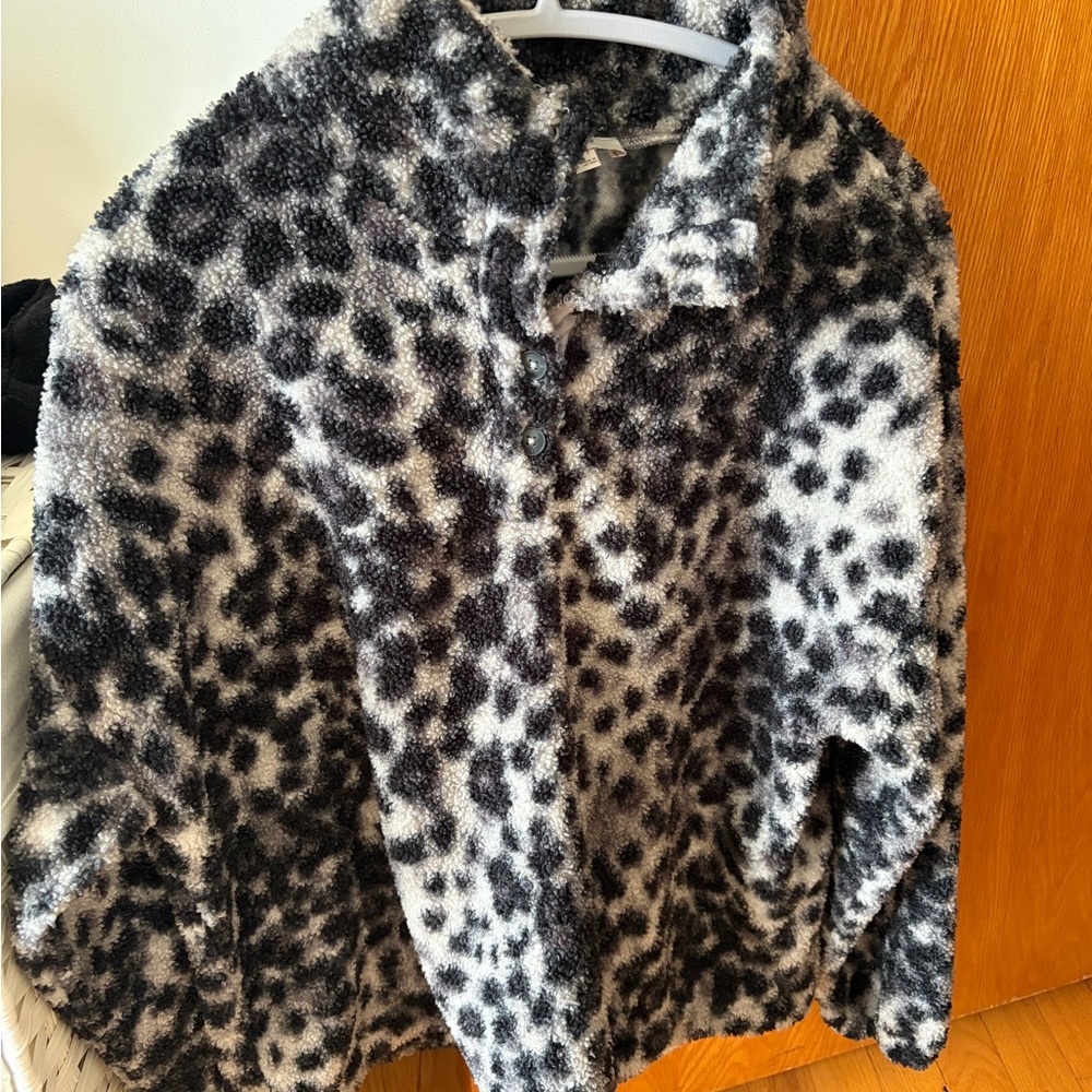 Cozy Fuzzy Leopard Print pull over - Black & White